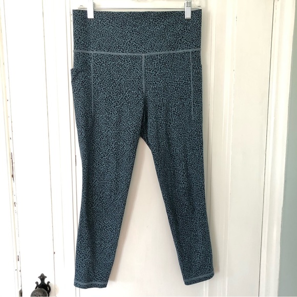 Athleta Salutation Stash II textured tight slate blue leopard print size M EUC - Picture 2 of 7